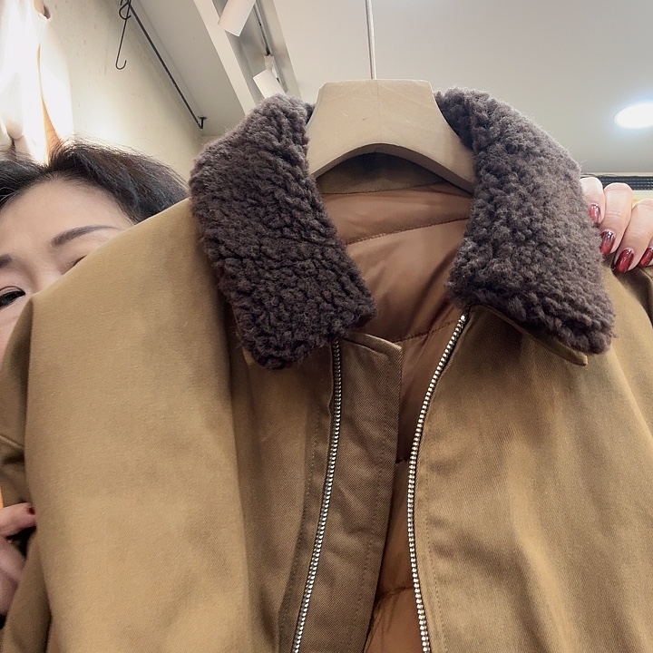 玮***宝55025，咖啡色，外套，