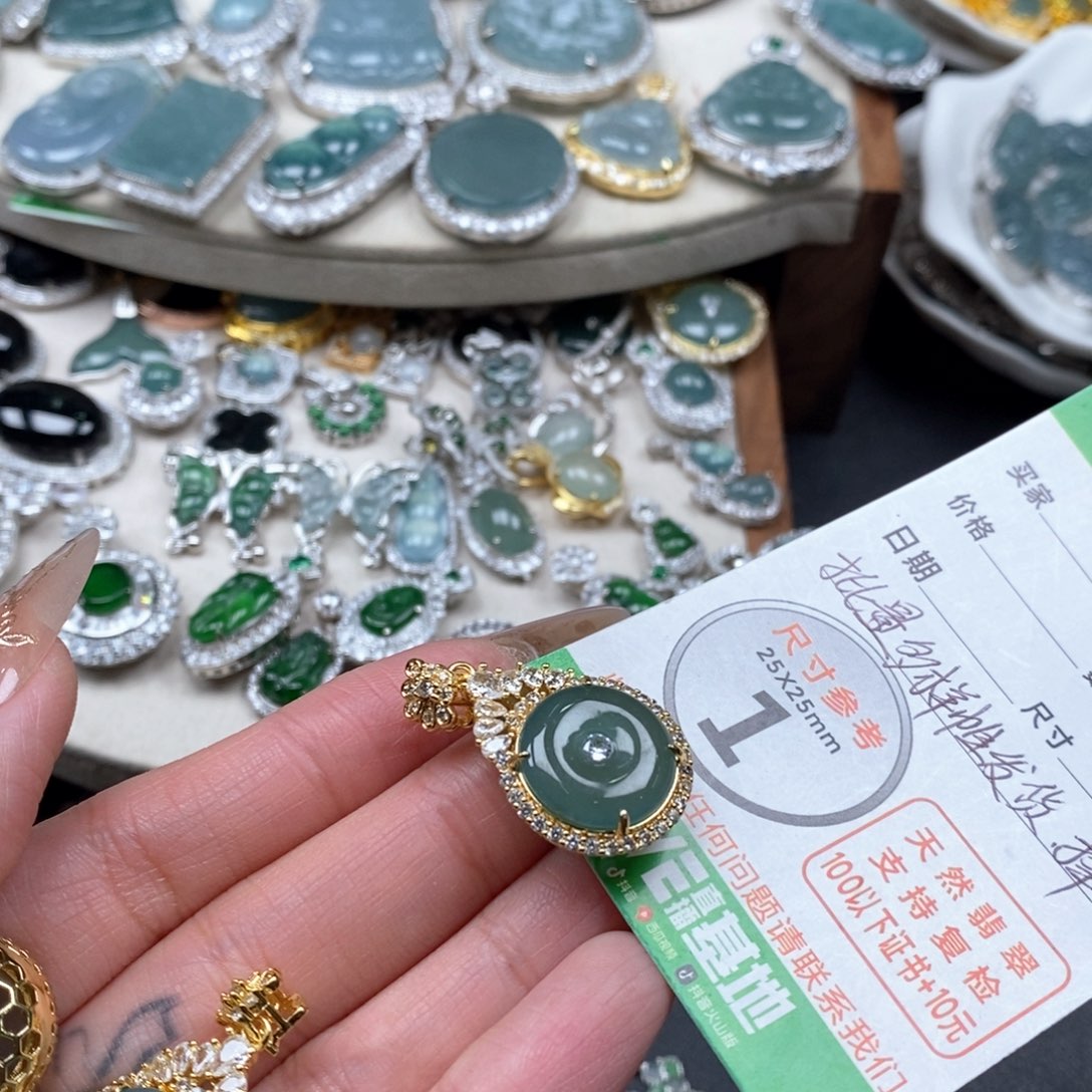 翡翠颈饰未镶嵌翡翠