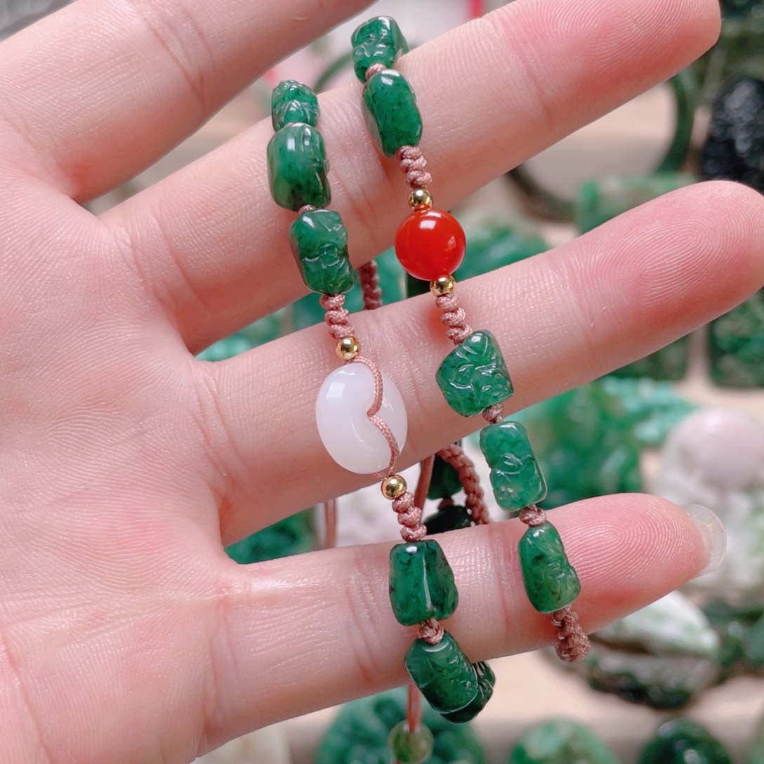 独山玉未镶嵌颈饰