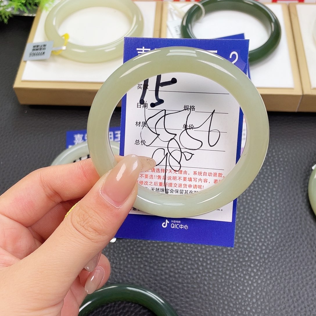 和田玉手镯未镶嵌