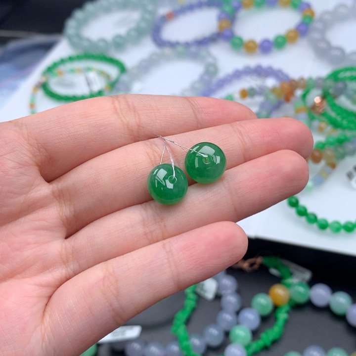 翡翠手镯未镶嵌翡翠