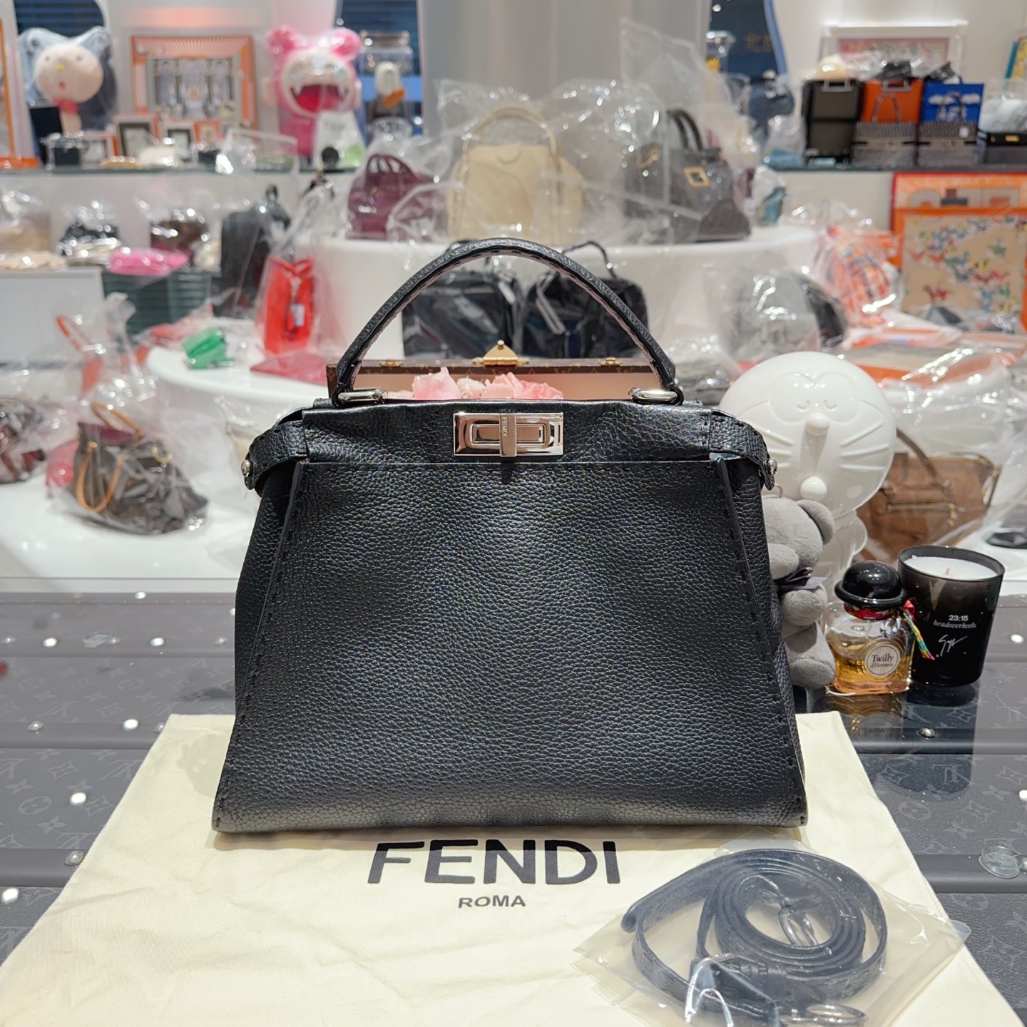99新 FENDI/芬迪 17/peekaboo黑色中号牛皮手提单肩斜挎包