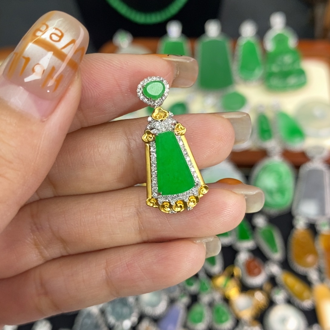 翡翠18K金镶嵌颈饰A货翡翠