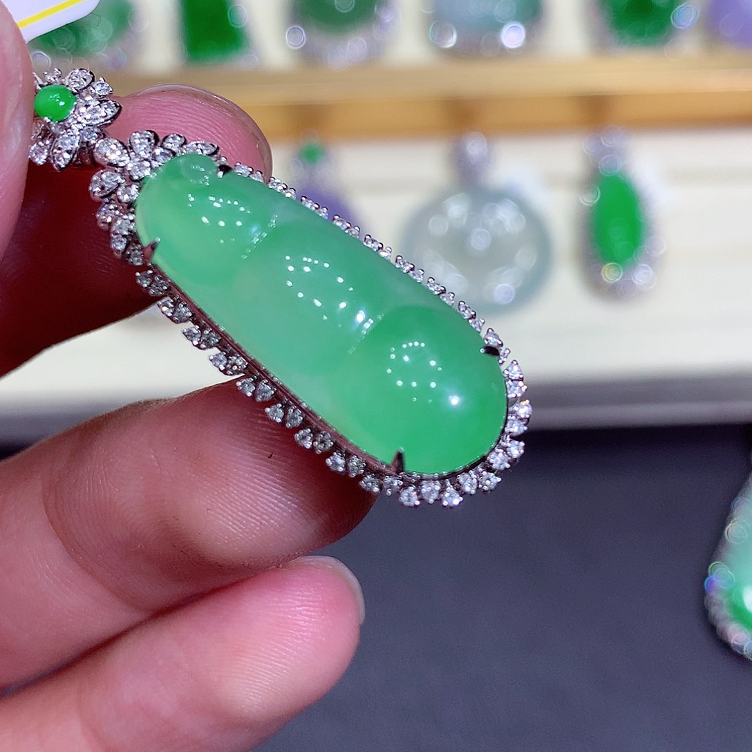 翡翠吊坠(不含链)18K金镶嵌