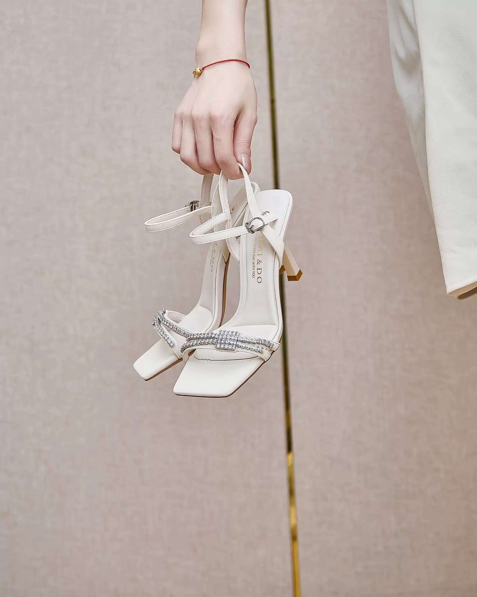 高跟鞋女2025新款配裙子气质百搭一字带水钻露趾凉鞋女5585-1