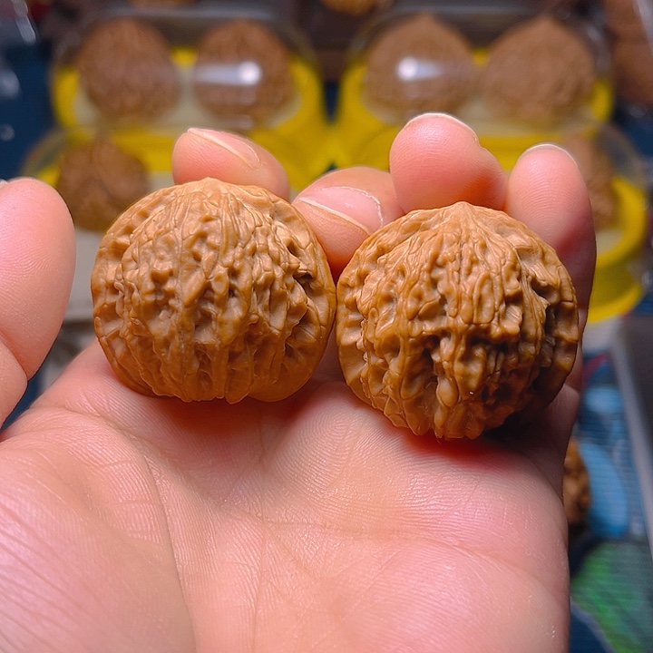 文玩核桃吊坠红豆