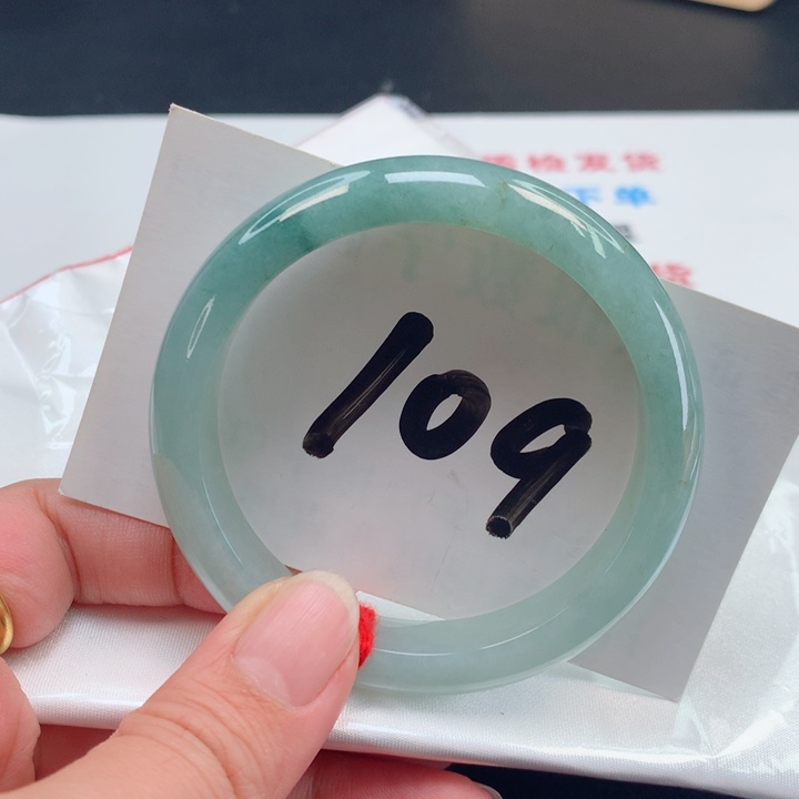 翡翠手镯未镶嵌冰