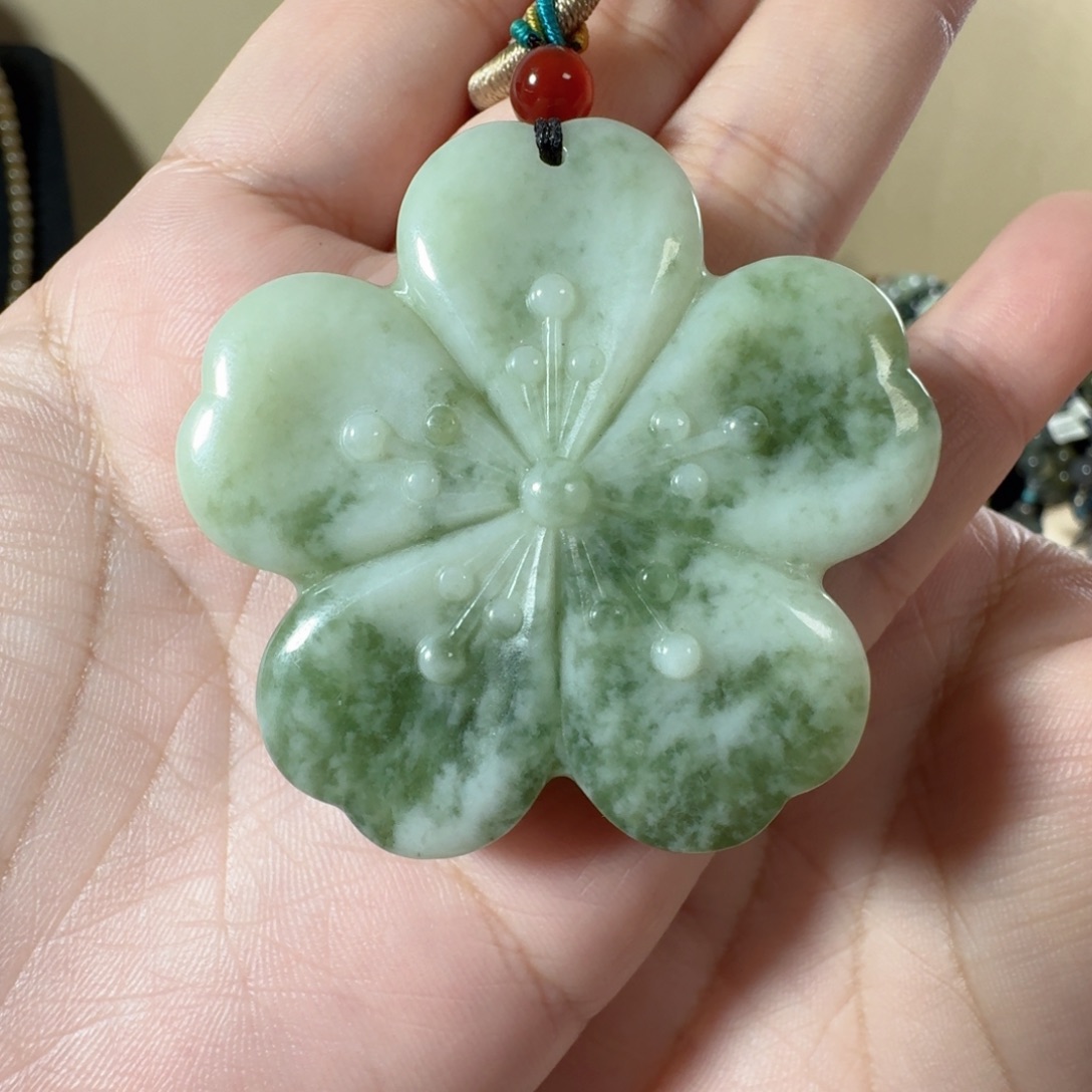 透闪石-蛇纹石玉未镶嵌颈饰