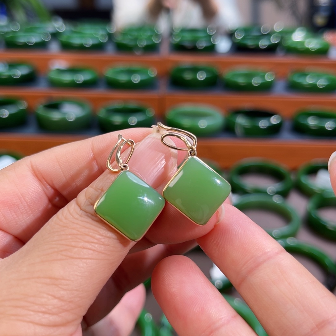 18K金镶嵌和田玉耳饰