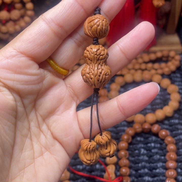 木质类龙纹桃枭挂件