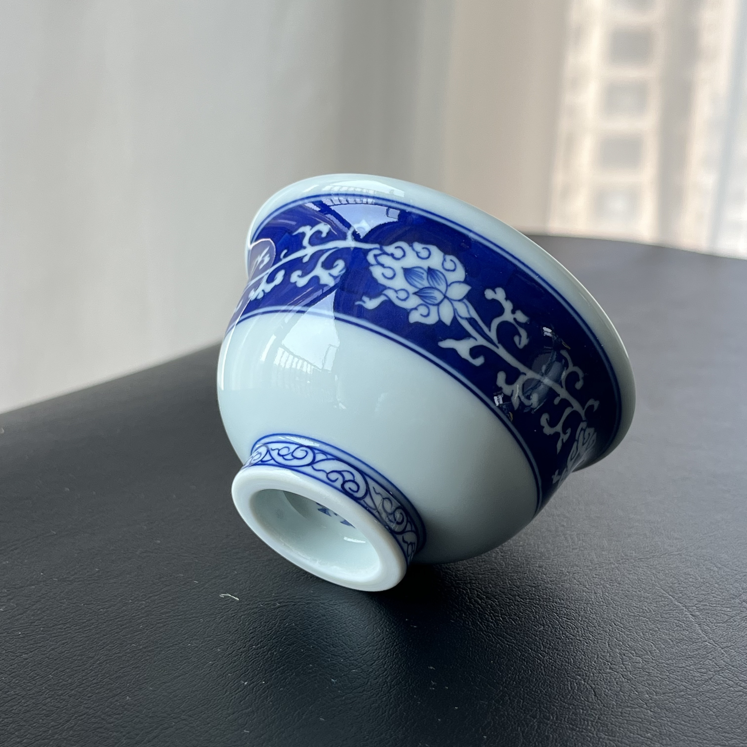 景德镇纯手工手绘青花蓝莲花小压手杯