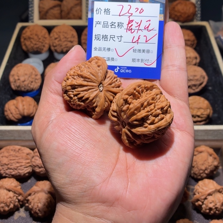 哈***数文玩核桃吊坠虎头王