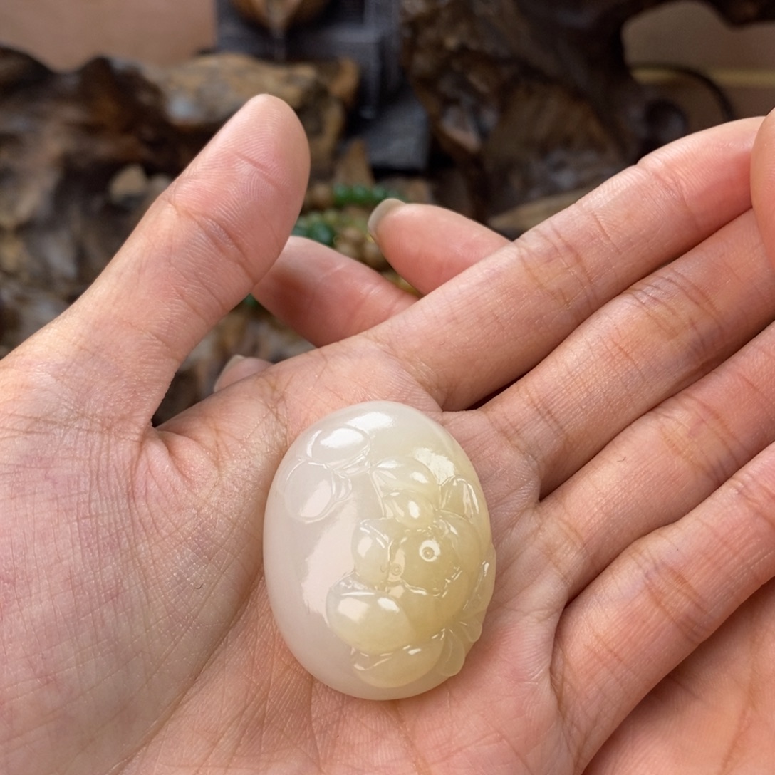 貂***笨和田玉（糖玉）未镶嵌颈饰