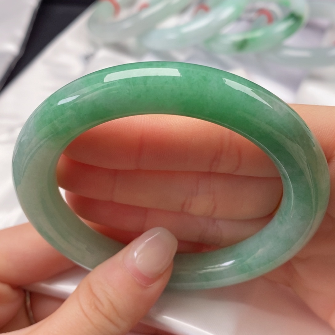 翡翠手镯未镶嵌56圆条