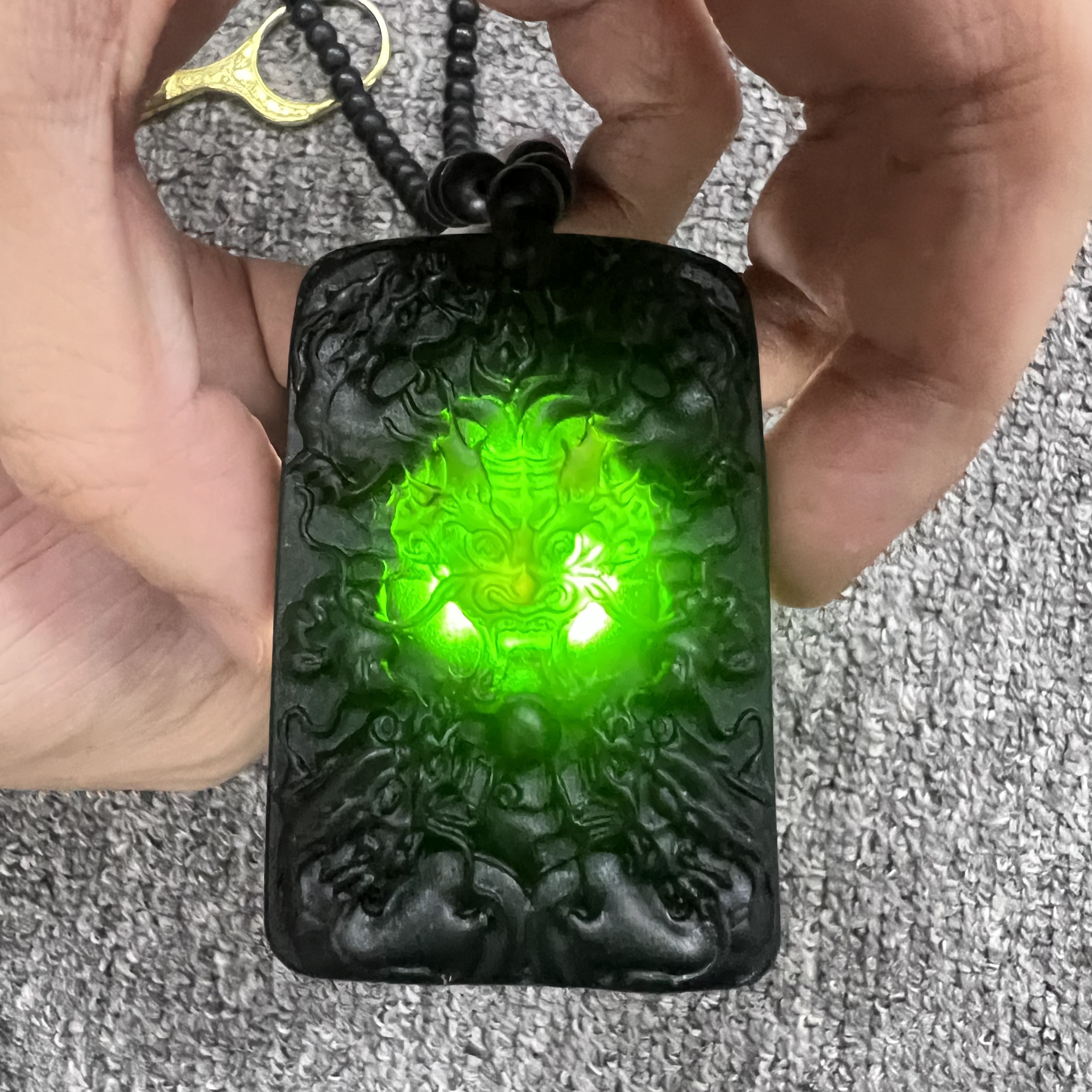 NY064绿药珀九龙戏珠牌《无礼盒》