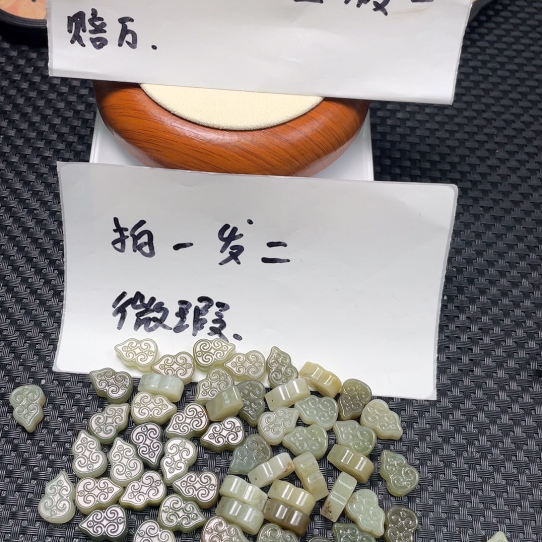 和田玉未镶嵌颈饰微瑕扁葫芦拍一发