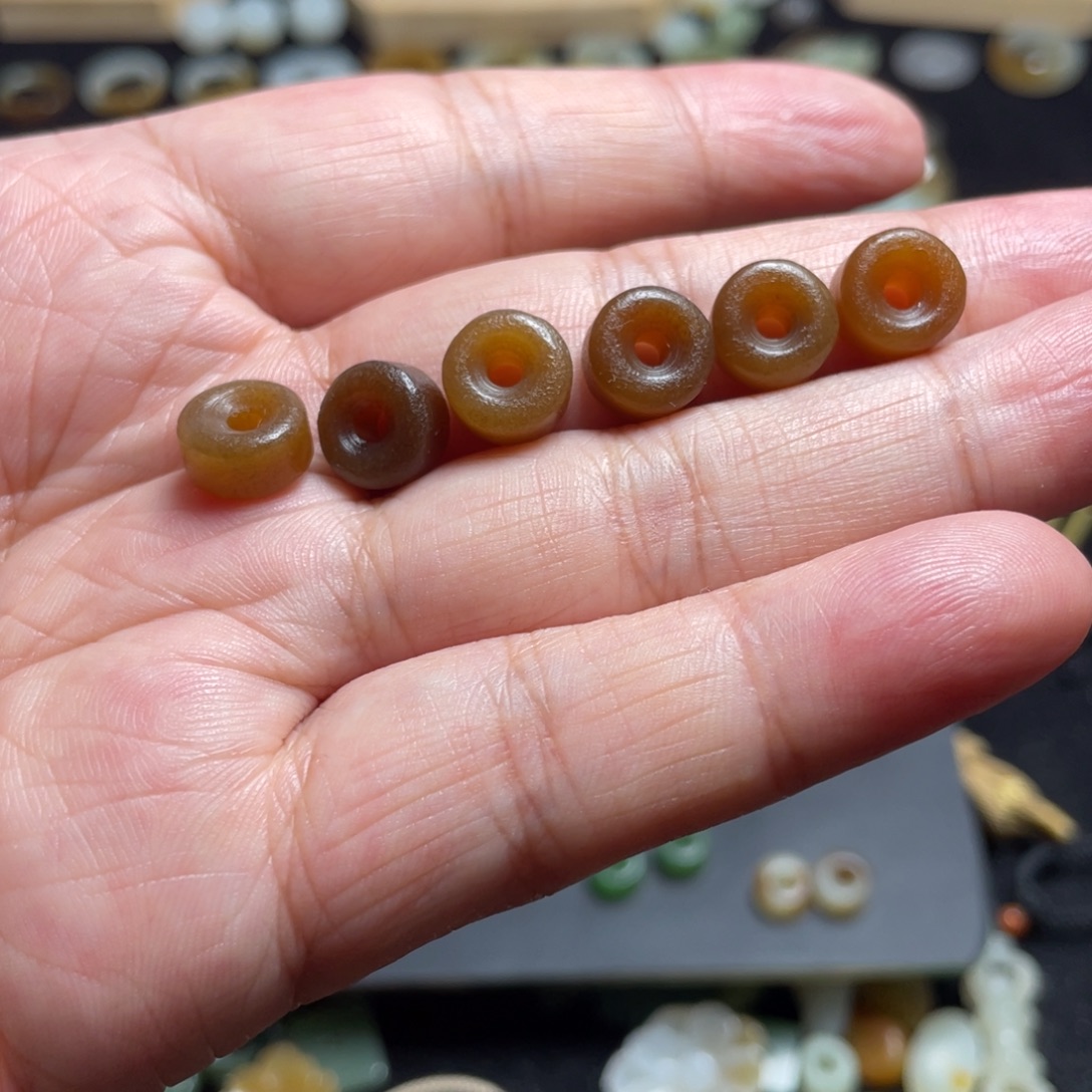 有***.和田玉未镶嵌颈饰