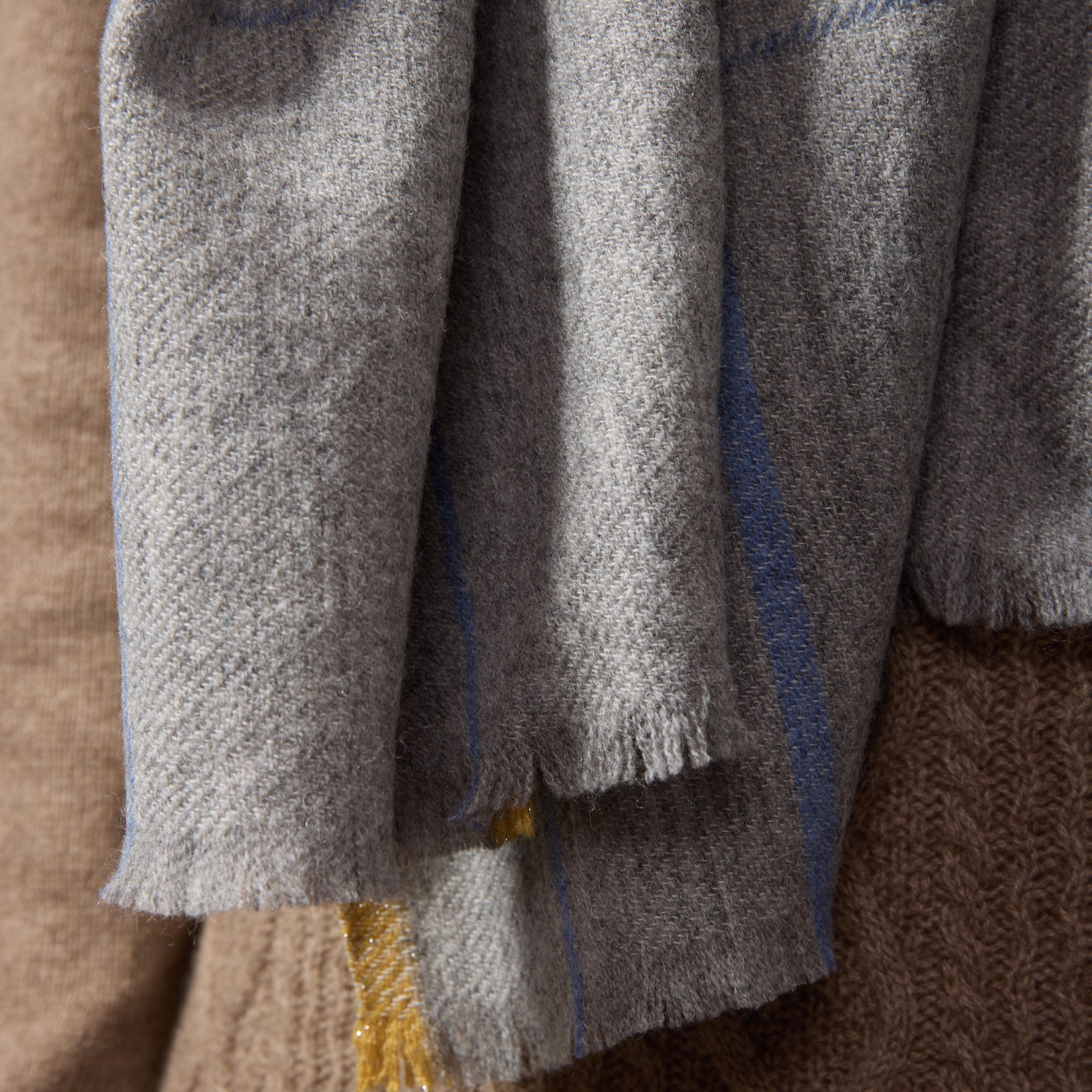 通用极简风成人保暖穿搭女围巾百搭秋冬休闲灰色复古