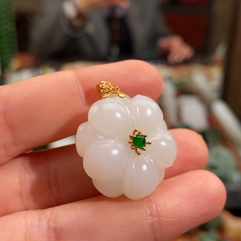 【闪购商品】颈饰18K金镶嵌和田玉