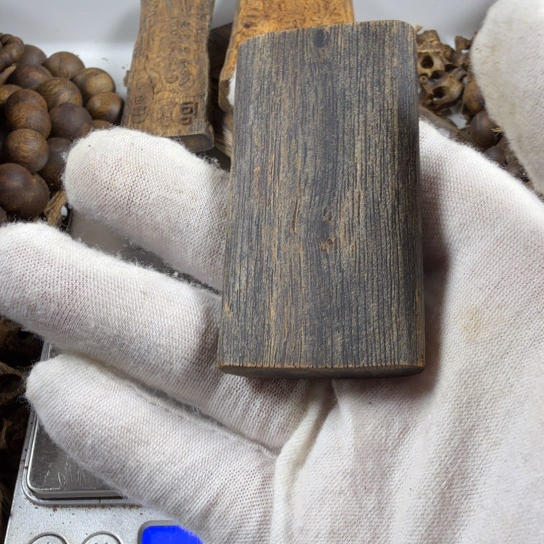 用***1沉香碎屑沉香红骨凹身沉水牌26克