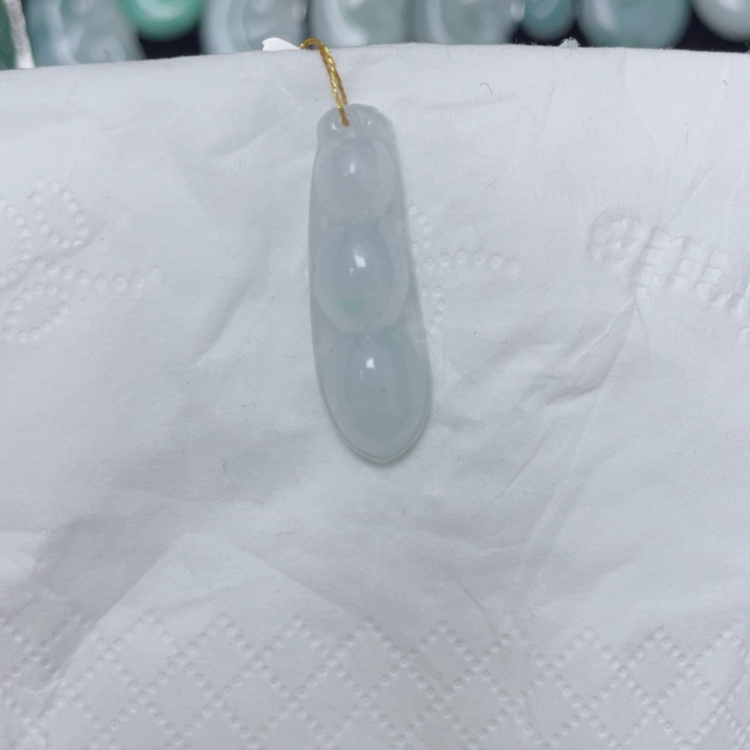 翡翠未镶嵌颈饰福豆