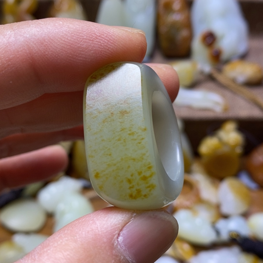 和田玉颈饰未镶嵌别****呢