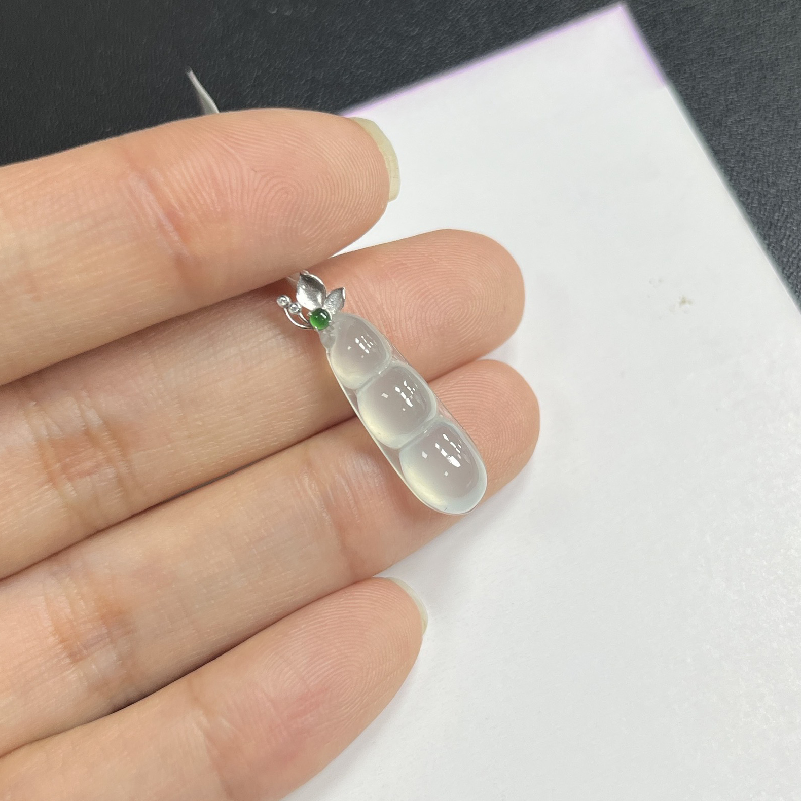 于于珠宝-天然A货缅甸翡翠高冰种起光炸光精致福豆21.6×7.3×5.7mm