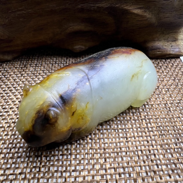 玉猪带黑沁手把件
