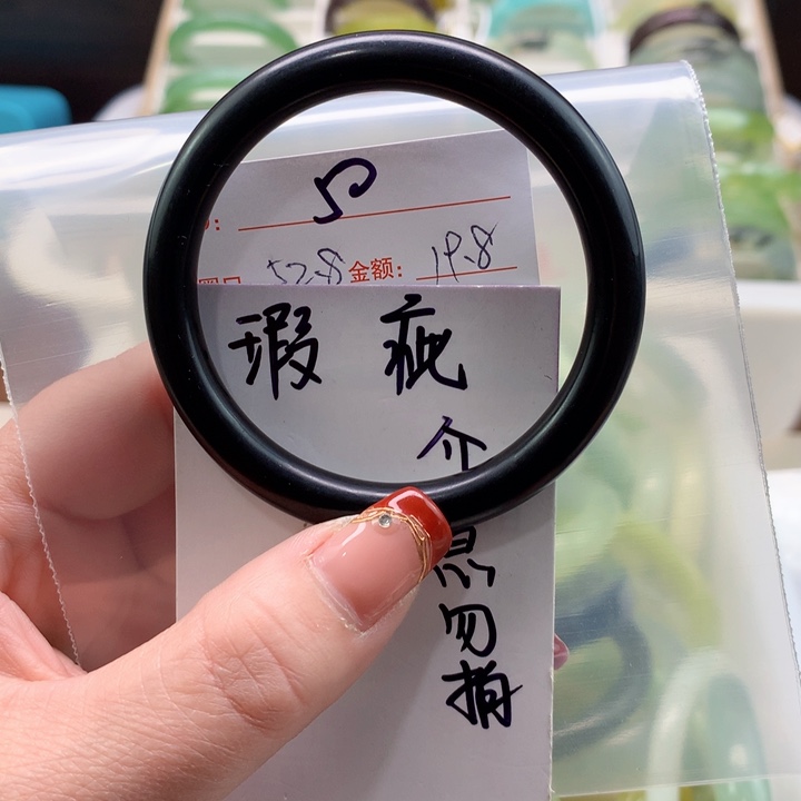 和田玉（糖玉）手镯未镶嵌小****?