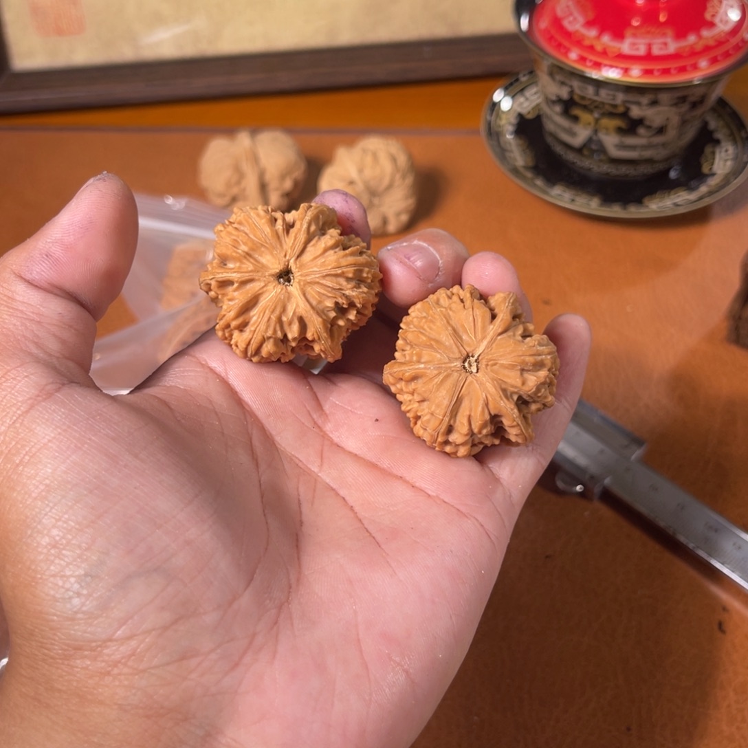 龙****文玩核桃吊坠文山三棱
