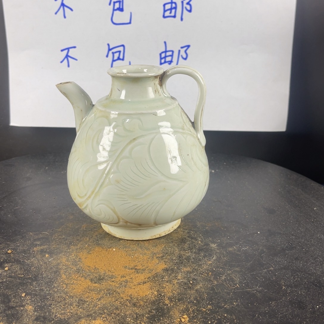 罐漂亮的小女孩儿