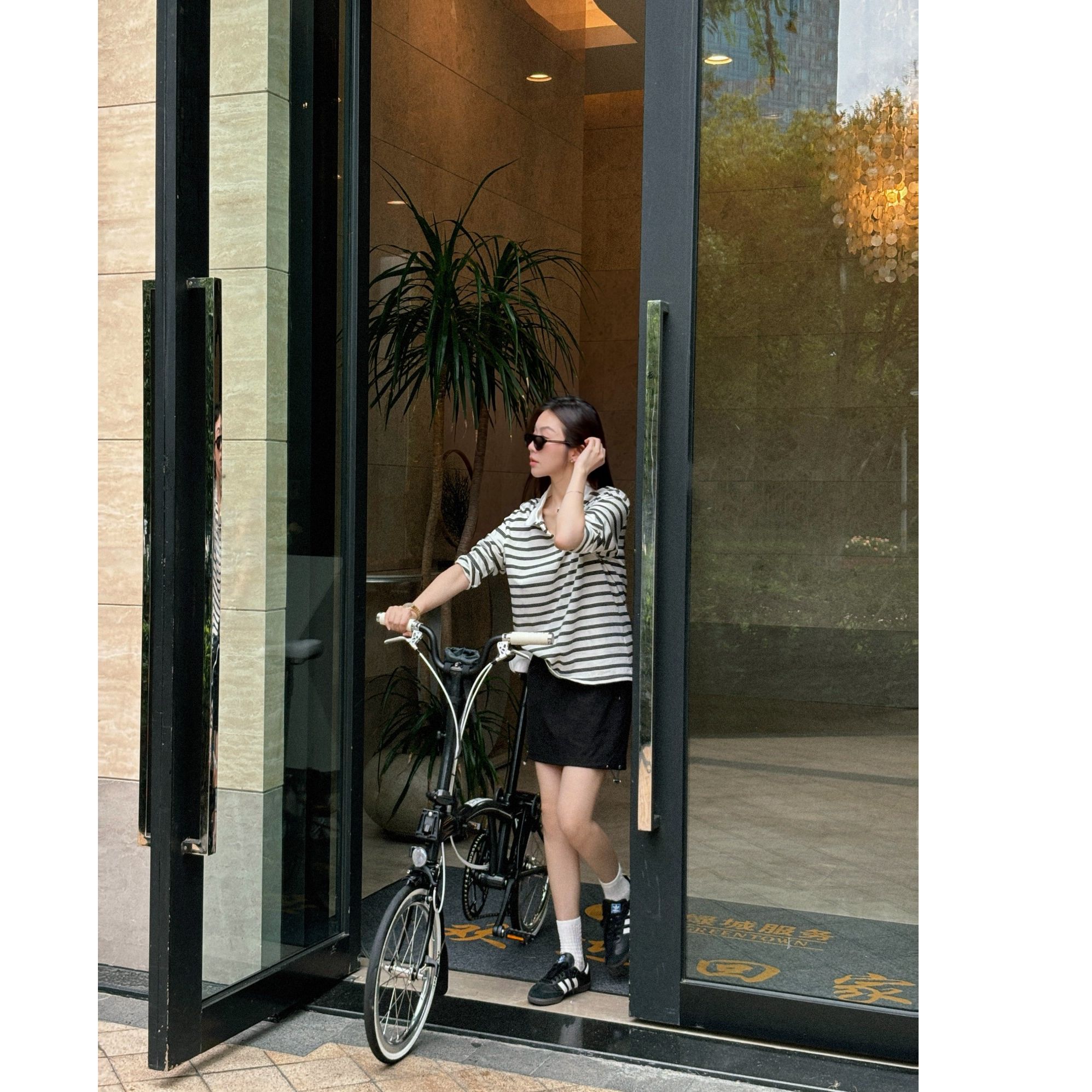 茶系穿搭高级感条纹polo领T恤