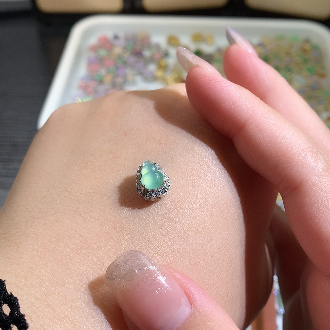 清***️翡翠未镶嵌颈饰翡翠