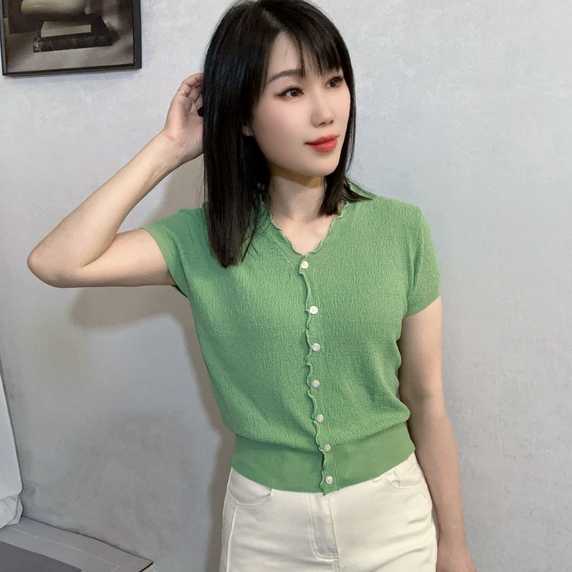 2025新款女装V领薄款夏季针织开衫短袖时尚显瘦亮色上衣套头气质