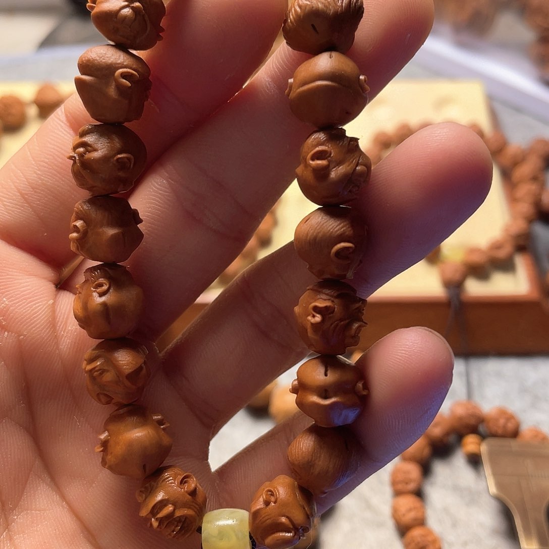 龙纹桃核雕刻怪脸罗汉