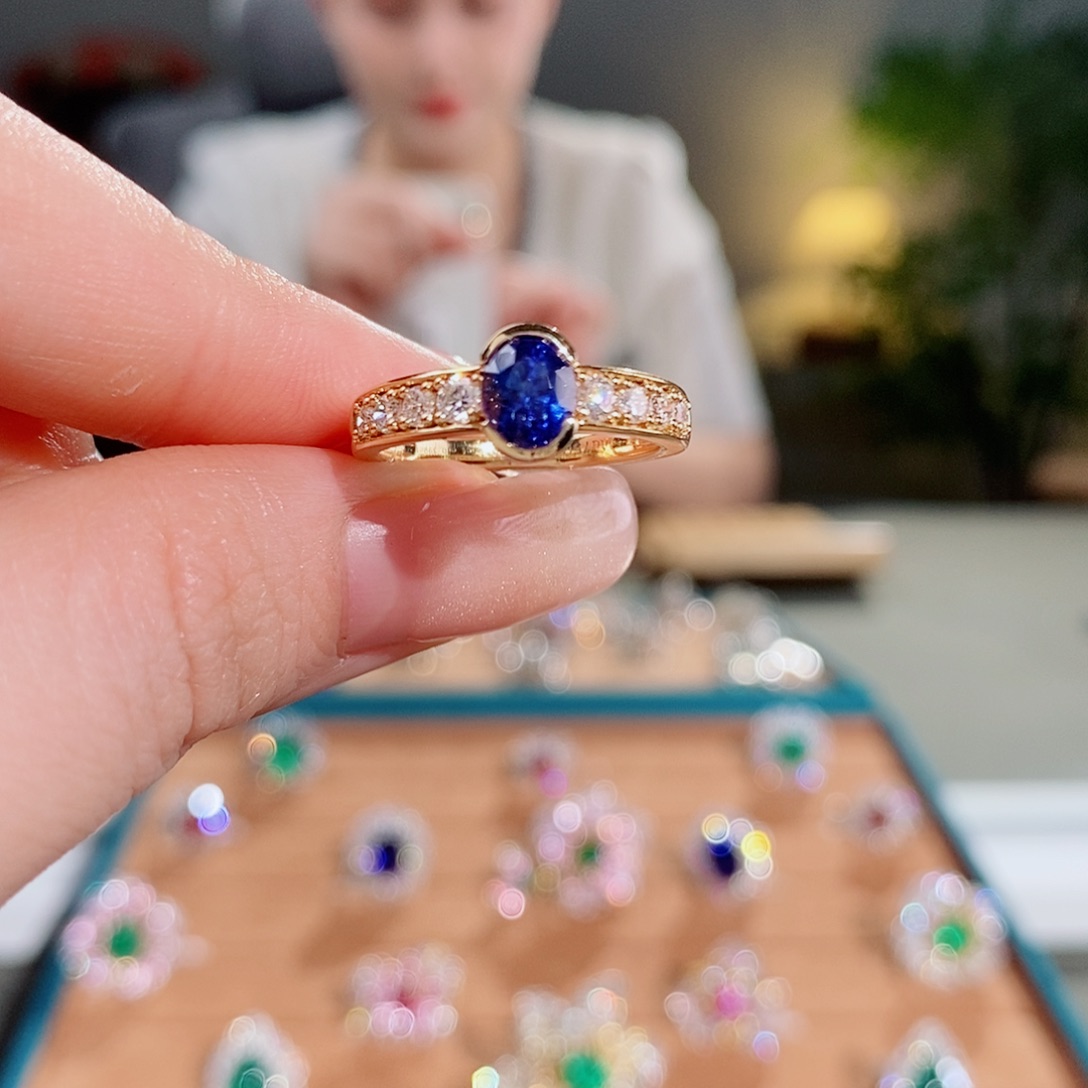 戒指18K金镶嵌蓝宝石0.98ct