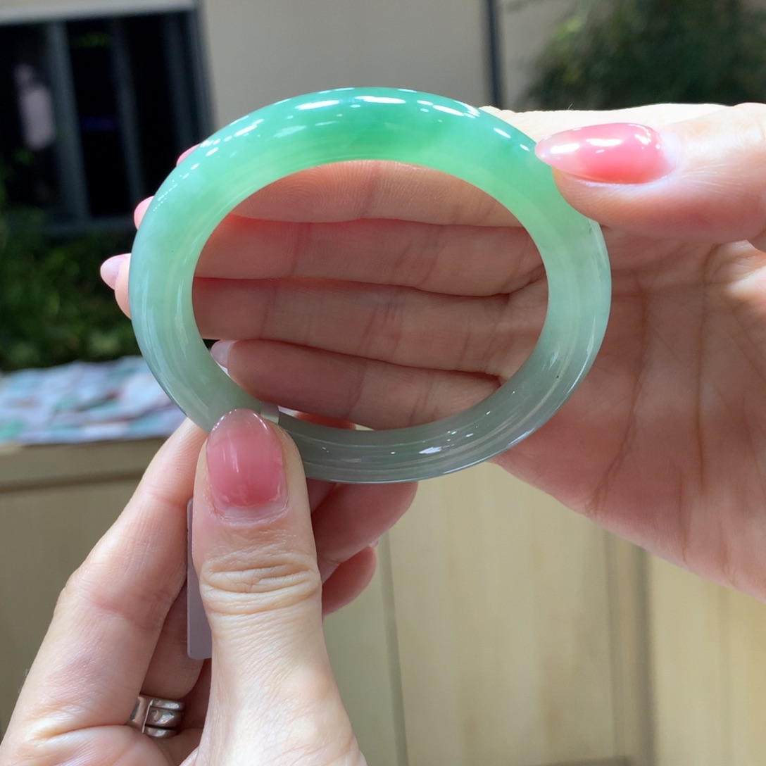 翡翠手镯未镶嵌不退不换