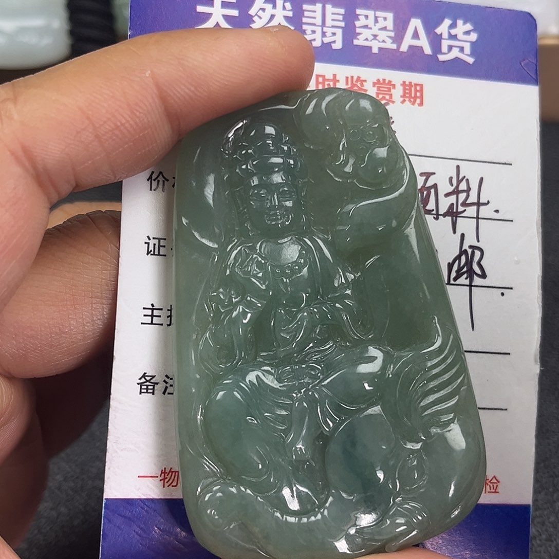 翡翠未镶嵌颈饰            
