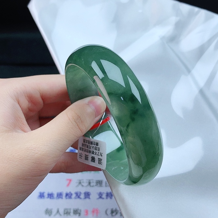 翡翠手镯未镶嵌60圈