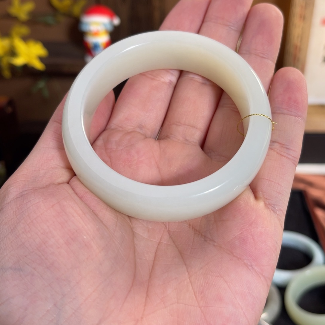 和田玉手镯未镶嵌小**?