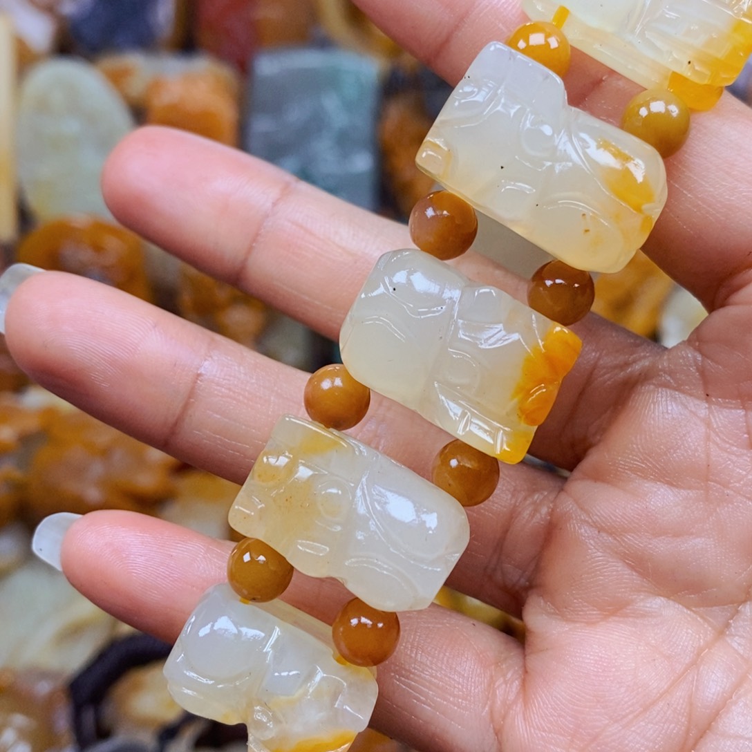 石英质玉（黄龙玉）未镶嵌颈饰