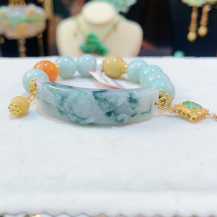 翡翠颈饰未镶嵌无***女手串