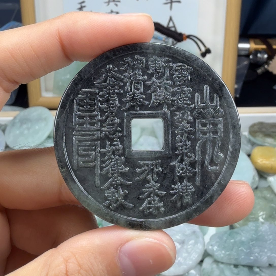 翡翠挂件未镶嵌翡翠