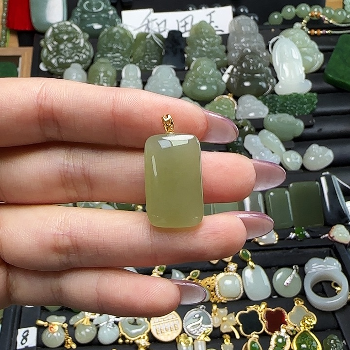 颈饰18K金镶嵌和田玉