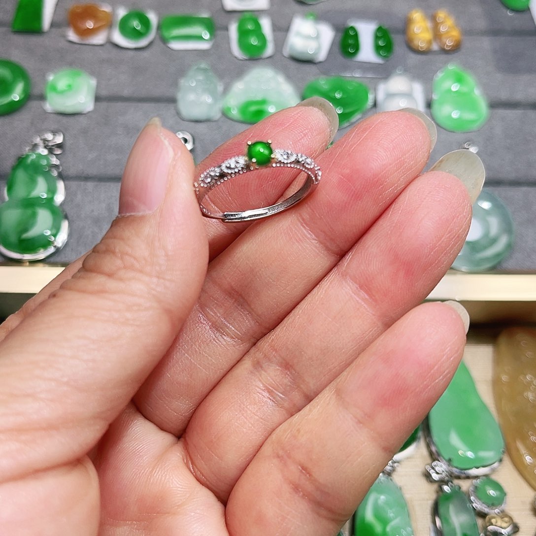 翡翠颈饰未镶嵌裸石