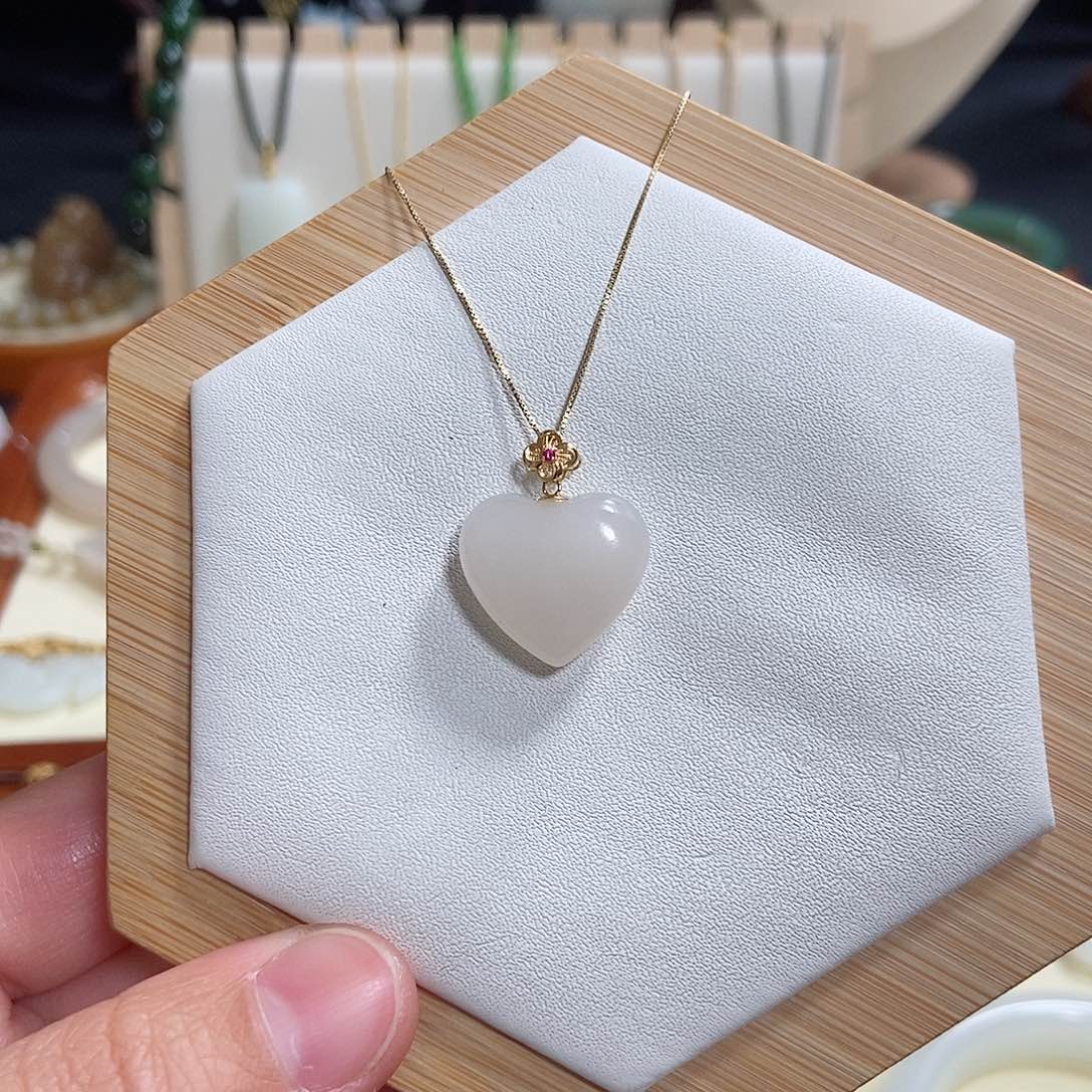 和田玉吊坠(赠链)18K金镶嵌