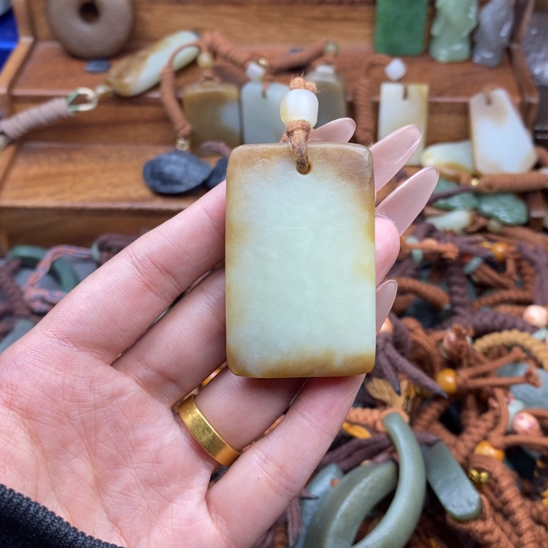 和田玉颈饰未镶嵌8****?