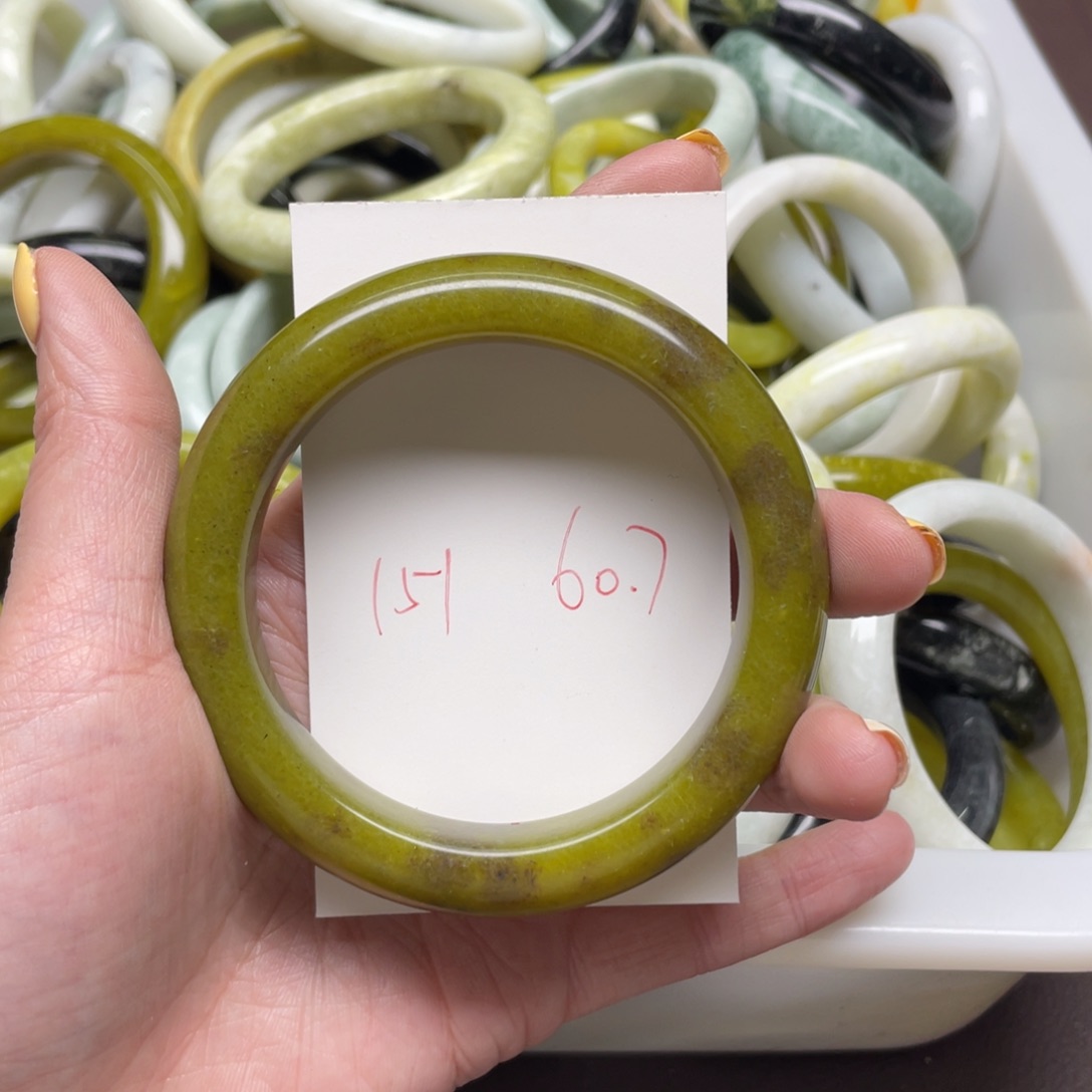 蛇纹石玉手镯未镶嵌