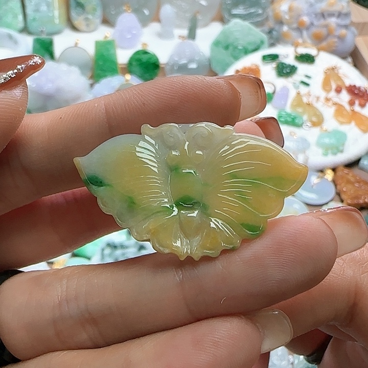 翡翠颈饰未镶嵌黄加绿特色蝴蝶