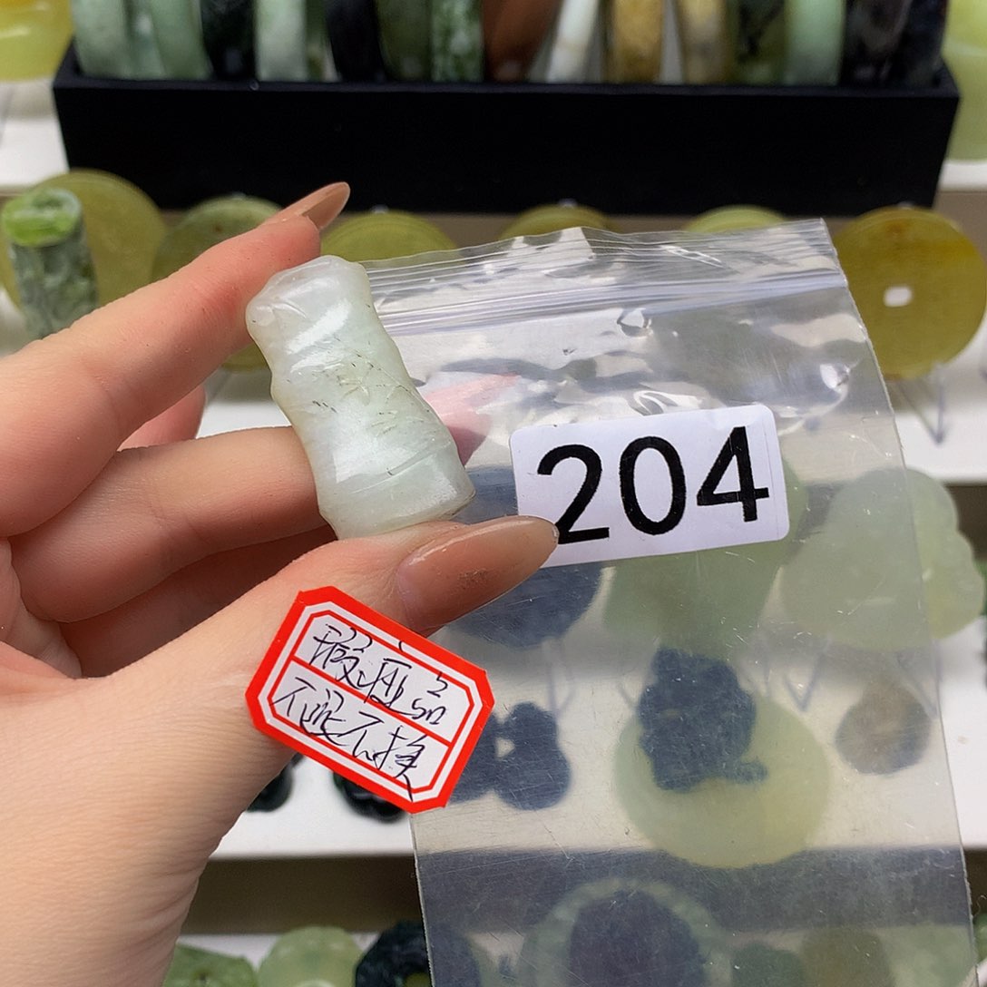 蛇纹石玉颈饰未镶嵌